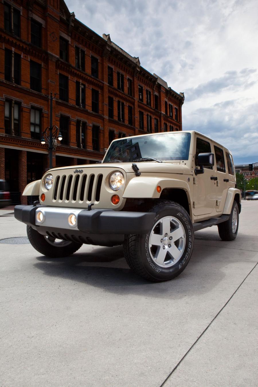  Jeep Wrangler Sahara Unlimited 2011 года  (фото 5 из 19)